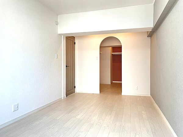 白を基調とした室内は、明るい木目のフローリングが魅力。アーチ型の開口部が、空間に柔らかな印象を与えます。