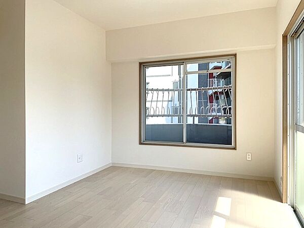 明るい光が差し込むお部屋は、どんなインテリアにも合わせやすいシンプルな空間。フローリングの木目が温かみを添えます。模様替えも楽しめそうですね。