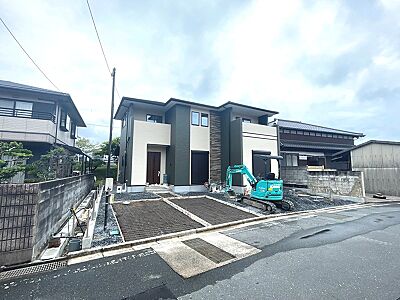 外観：駐車場4台以上可能です！ご夫婦でお車持たれている方にもおすすめです♪