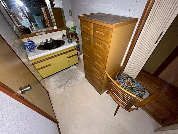 レトロな洗面台は、どこか懐かしさを感じさせるデザイン。個性的な空間を演出しています。