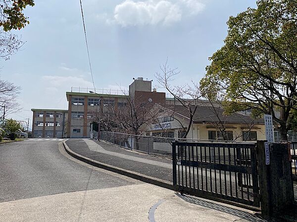 中間市立中間南小学校（1038m）