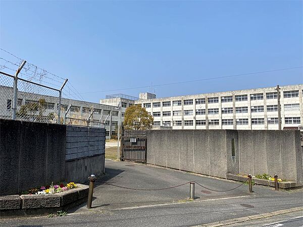 中間市立中間南中学校（931m）