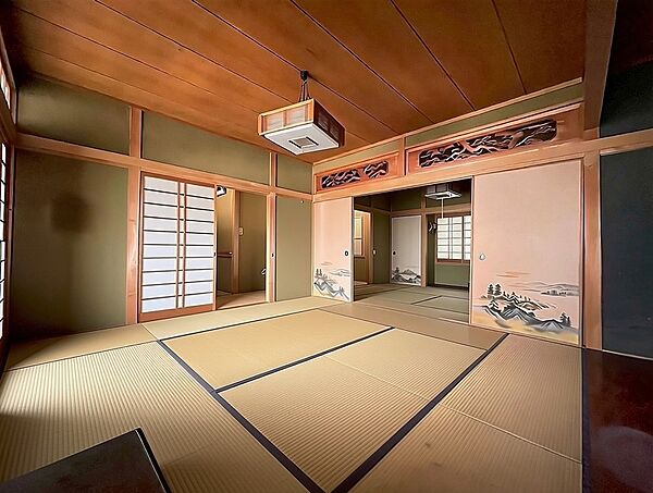 和の趣が息づく居室。襖や欄間の設えが空間に奥行きを与え、心を落ち着かせる和空間を演出します。