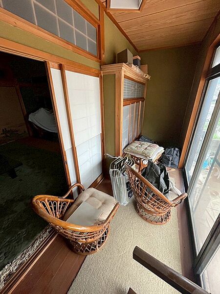障子越しの柔らかな光が心地よい、縁側のような設え。