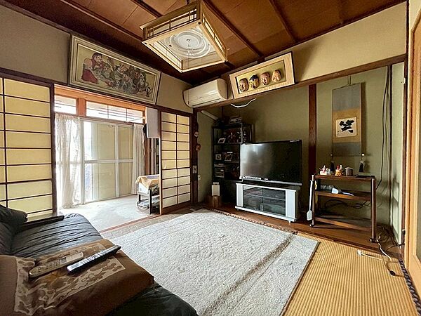 掃き出し窓から光が差し込み、明るく開放的な空間です。