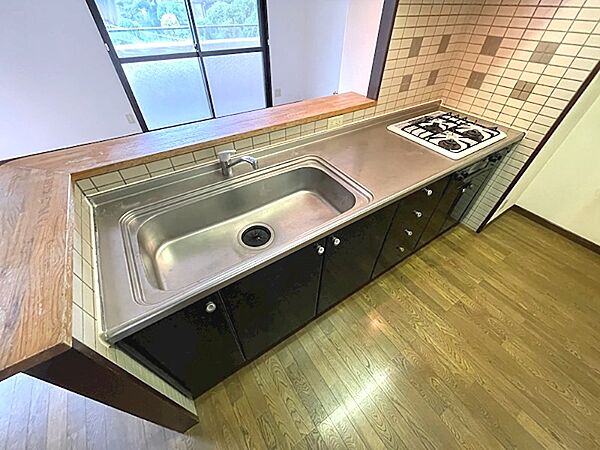 カウンターキッチンで、お料理しながら会話も弾みます。収納も充実しており、すっきりとした空間を保てます。