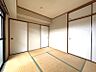 その他：和室は、落ち着いた雰囲気の中でくつろぎの時間を提供します。障子を開ければ、開放感も味わえるでしょう。