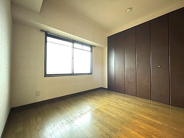 明るい光が差し込むお部屋。たっぷり収納できるクローゼットで、空間を広く使えます。趣味の部屋や書斎としても。