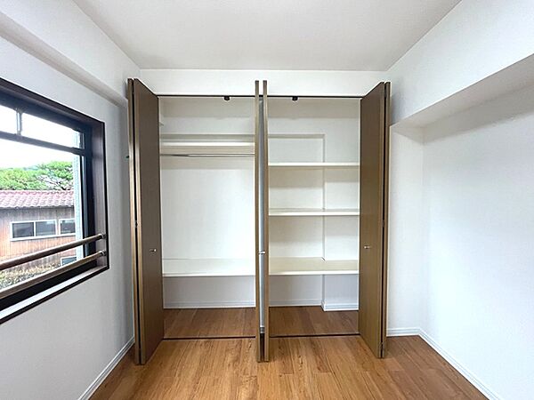 奥行きのあるクローゼットで、洋服だけでなく季節家電などの収納にも便利です。整理整頓も捗ります。