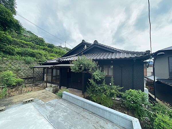 古民家の趣きを活かしたリノベーションはいかがでしょうか。周辺には豊かな緑が広がり、自然を感じながら落ち着いた暮らしが叶います。DIYで理想の住まいを創造するのもおすすめです。