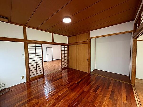 趣ある和風の意匠が印象的な居室。間仕切りを開放すれば、広々とした空間が生まれます。