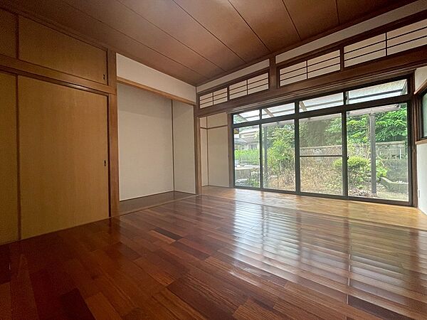 縁側から自然光が差し込む和室は、落ち着いた雰囲気でくつろぎの空間を演出します。季節の移ろいを身近に感じられます。