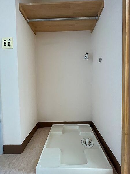 洗濯機置き場には棚とハンガーパイプを設置。洗濯物をその場で干せるため、家事効率が向上します。