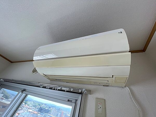 冷暖房完備で、一年を通して快適にお過ごしいただけます。窓からは開放感のある景色が広がり、心地よい風を感じられます。