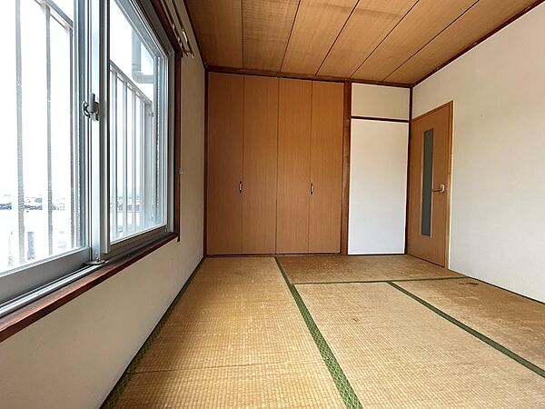 陽光が差し込む和室は、落ち着いた時間を過ごすのに適しています。押入れ収納も備え、空間を有効活用できます。