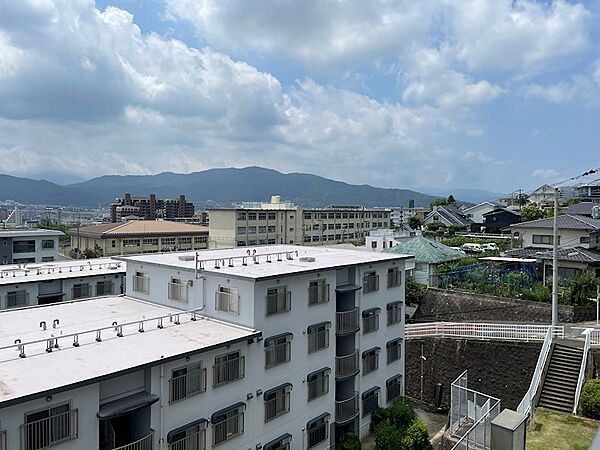 青い空と緑豊かな山々が広がる眺望。開放感のある景色で、日々の暮らしに安らぎを与えます。