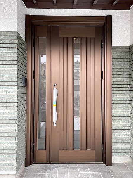重厚感のある玄関扉が、住まいの顔として上質な印象を与えます。毎日の出入りを快適に。