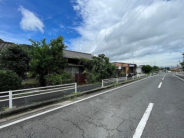 穏やかな住環境が期待できます。開放感ある広々とした道路は、車の出し入れもスムーズです。