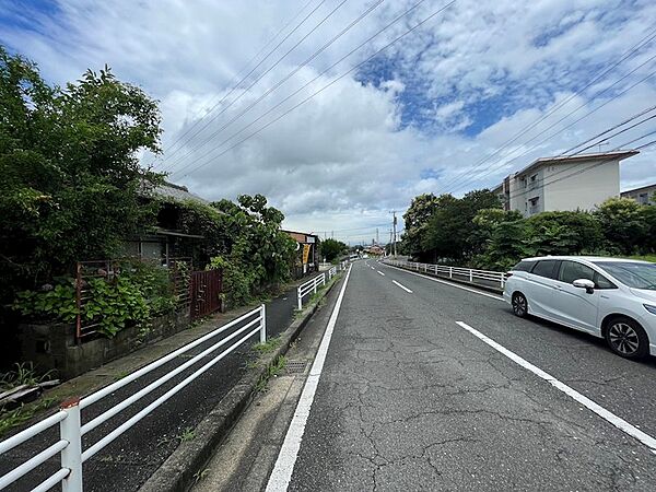 穏やかな住環境が期待できます。開放感ある広々とした道路は、車の出し入れもスムーズです。