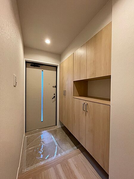 明るい光が差し込む玄関は、収納力のあるシューズボックスが魅力。清潔感のある空間で、毎日気持ち良くお出かけできます。