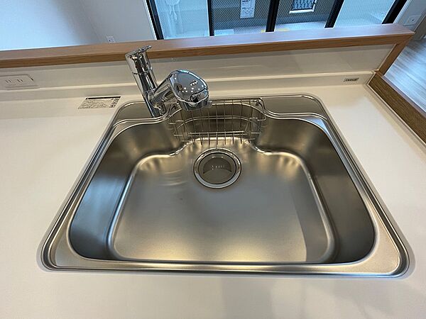 広々としたシンクは、大きなお鍋も洗いやすく、日々の家事をサポート。水切りカゴ付きで、食器洗いの後もすっきり片付きます。
