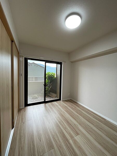 明るい光が差し込むお部屋。広々としたバルコニーで、外の景色を楽しみながらリラックスした時間をお過ごしいただけます。