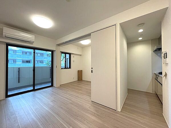 明るい木目のフローリングが魅力のLDK。大きな窓から光が差し込み、開放感のある空間でゆったりとした時間をお過ごしいただけます。