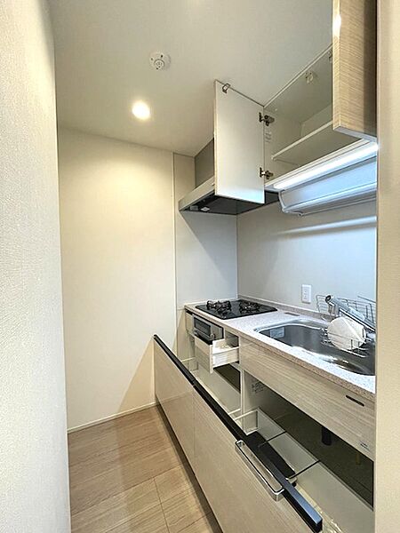 調理器具もすっきり収まる引き出し収納付きキッチン。毎日のお料理もはかどります。