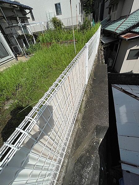 隣地との境界にはフェンスが設置されており、安心して暮らせる環境です。豊かな緑に囲まれ、落ち着いた住まいをお探しの方におすすめします。