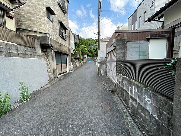 閑静な住宅街に位置し、落ち着いた住環境です。開放的な青空が広がり、穏やかな日々を過ごせます。