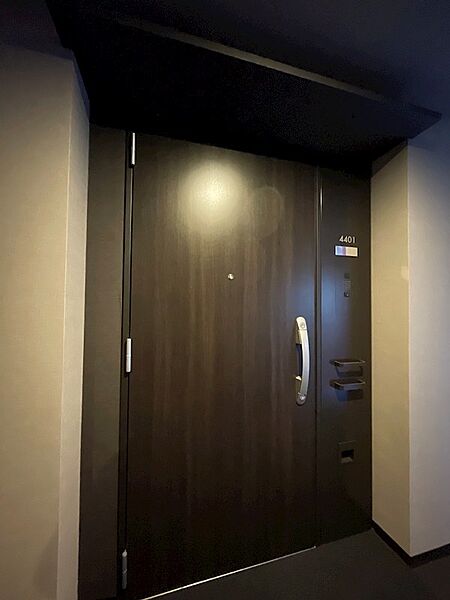 プライベートな空間へと誘う、落ち着いたダークトーンの玄関ドア。お部屋に入るたびに、上質な住まいの予感が高まります。