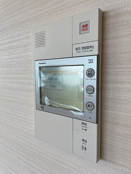 画面付きインターホンで来訪者を映像で確認。防犯面にも配慮した設備で、日々の暮らしに安心を届けます。