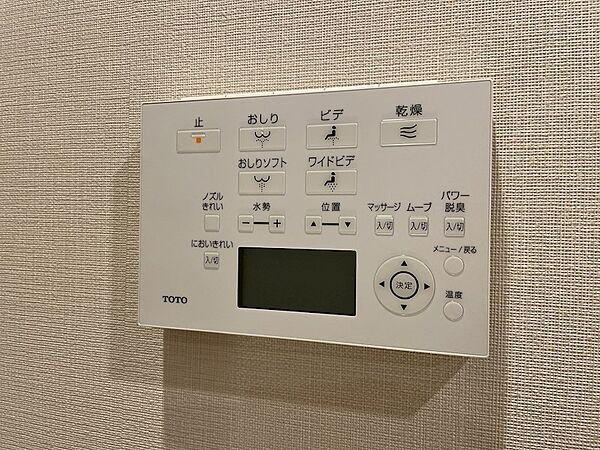 TOTO製の温水洗浄便座を設置。快適なトイレ空間をサポートする充実した機能が魅力です。