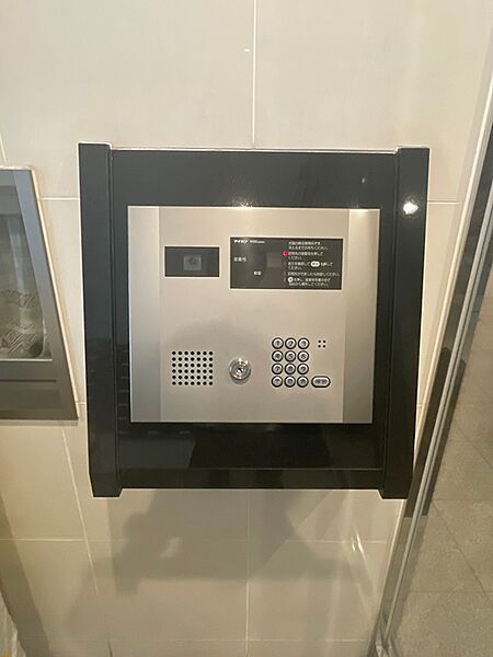 来訪者を映像で確認できるTVモニター付きインターホンを完備。セキュリティ面にも配慮された設備で、安心の暮らしをサポートします。