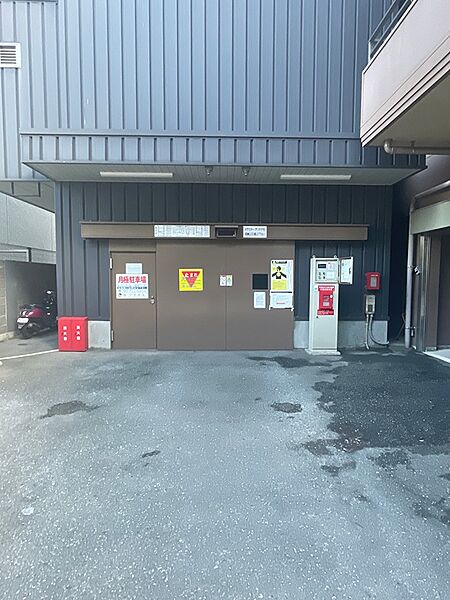 建物内部に駐車場を設けております。雨風の影響を受けにくく、大切な愛車を保護します。