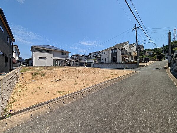 陽光降り注ぐ、開放的な立地の整形地。広々とした敷地で、理想の住まいを実現しませんか。穏やかな環境で、新しい暮らしを始められます。