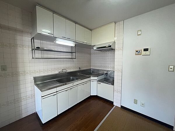 使い勝手の良いL字型システムキッチン。収納も充実しており、調理器具や食器もすっきりと収まります。日々の料理を快適にサポートする空間です。