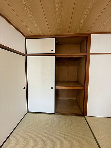 和室に調和する押し入れ収納。上段・下段の棚に加え、ハンガーポールも備え、衣類や布団の収納に便利です。