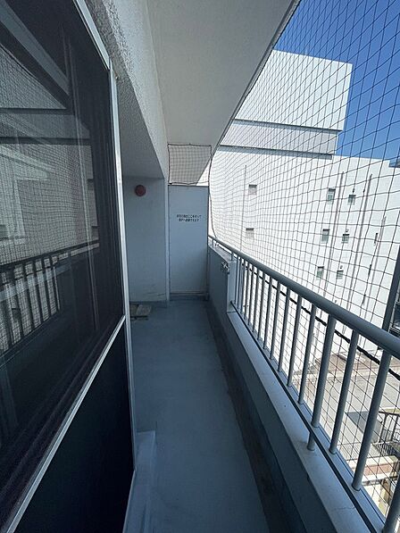 開放的なバルコニーは、日当たりの良い午後のひとときを演出します。観葉植物を置いて、あなただけの癒し空間にするのもおすすめです。