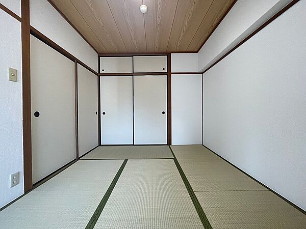 和の趣あふれる居室は、くつろぎの空間を演出します。収納も充実しており、すっきりとした暮らしが叶います。