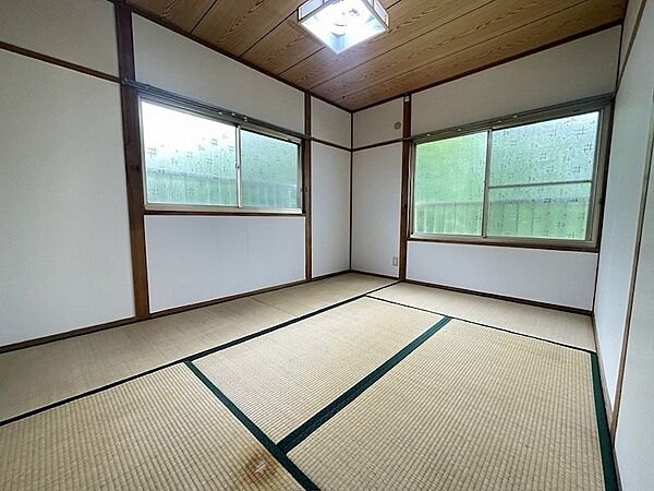 畳の香りが心地よい和室は、落ち着いた時間を過ごすのに最適。窓からは自然光が差し込み、明るい空間を演出します。