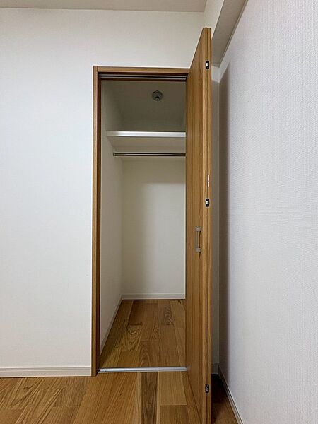 衣類も小物もすっきり収納できるクローゼット。ハンガーパイプと枕棚で、空間を有効活用できます。