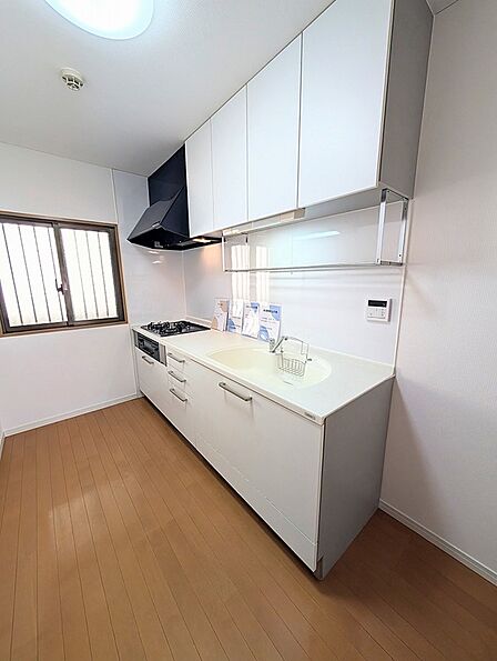 明るい窓から光が差し込むキッチン。収納スペースも豊富で、料理が楽しくなる空間です。