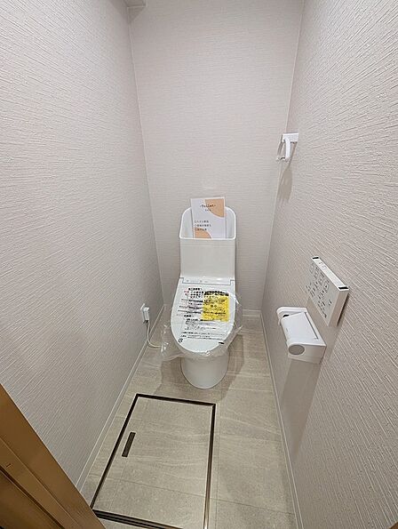 清潔感のある空間が魅力のトイレ。壁は明るいトーンでまとめられ、新しいトイレで快適な毎日をお過ごしいただけます。