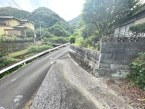 緑豊かな山々が周囲を取り囲む、自然に囲まれた立地。静かで落ち着いた環境で、心穏やかな暮らしを始めませんか。ゆったりとした時間が流れる場所で、新しい生活をスタートできます。