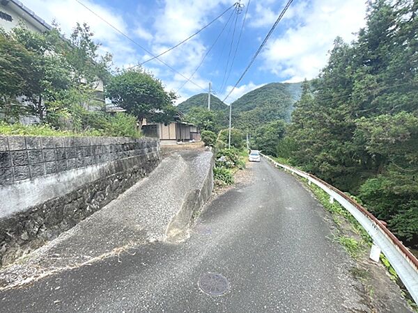 自然豊かな山間に位置し、穏やかな環境でゆったりと暮らせる住まい。前面道路は車の通りも少なく、静かな日々を送りたい方におすすめです。
