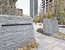 その他：石造りの門構えが、重厚感と上質さを演出しています。緑豊かな植栽が配され、自然を感じさせる住環境です。