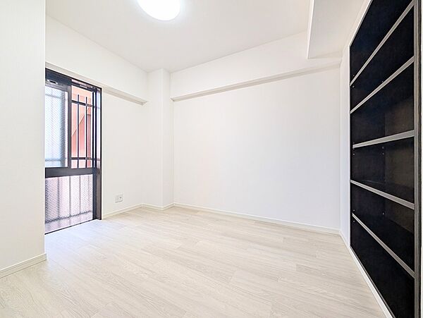 明るい光が差し込む洋室には、壁一面に収納が備え付けられており、すっきりと暮らせます。趣味の部屋や書斎としてもおすすめです。