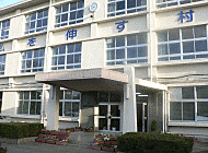 岡垣町立岡垣中学校（1115m）