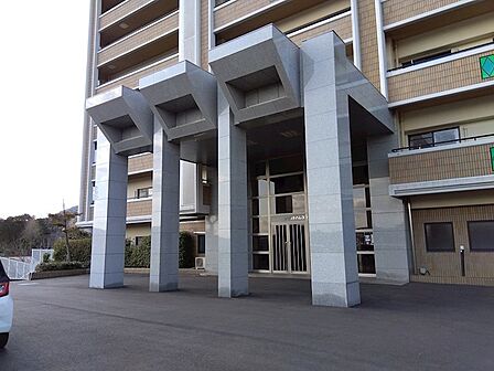 堂々たる佇まいのエントランスが、住まいの格式を高めます。訪れる人も心地よく迎え入れる開放的な空間です。